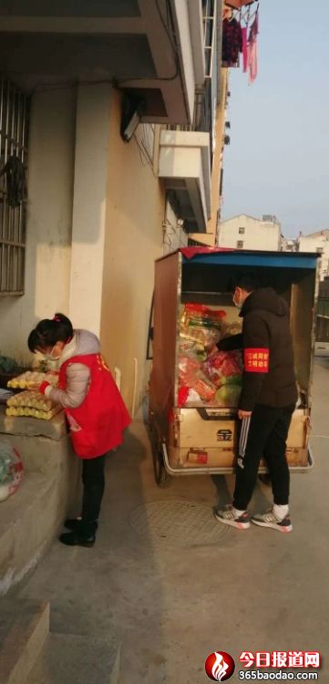 三輪車(chē)從商場(chǎng)搬運(yùn)物資.jpg